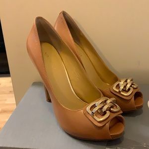 Camel heels with gold buckle